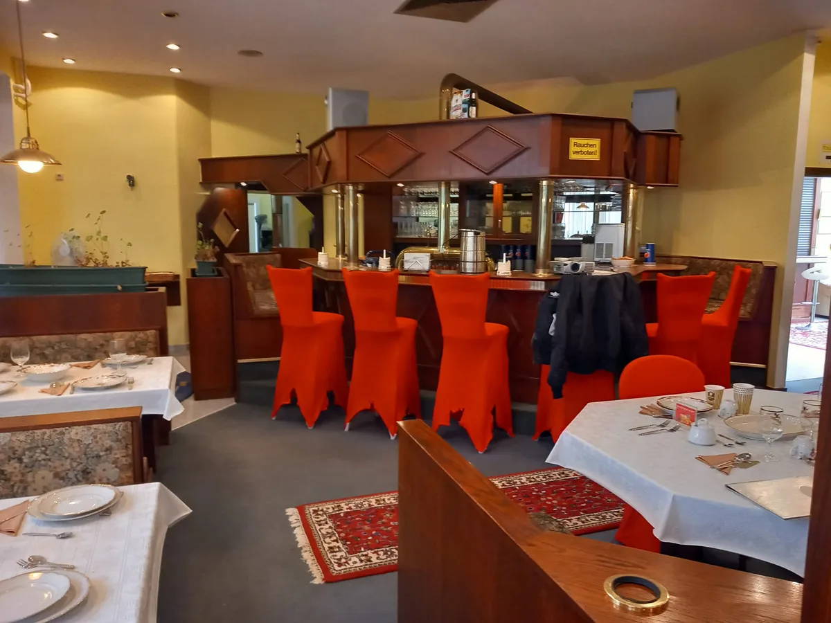 Bar und Gastraum mit Barhockern
